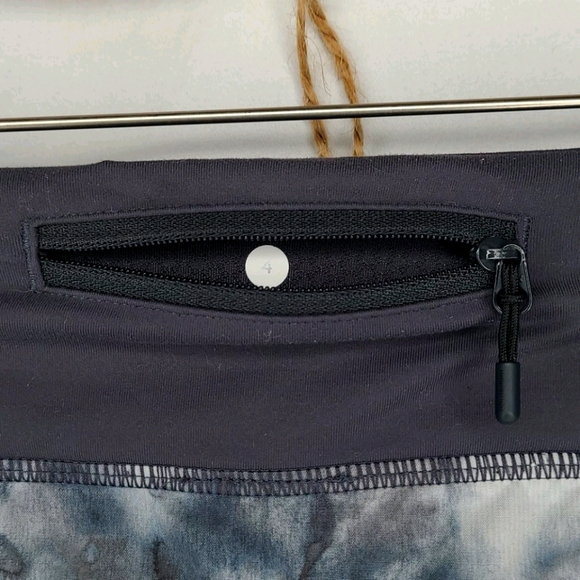 Lululemon Speed Up Shorts - Size 4 - Picture 8 of 8